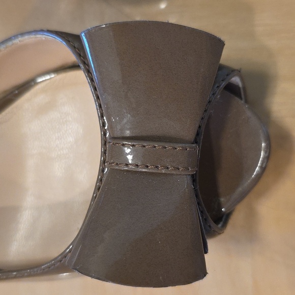 GUESS Bow Peep Toe Heels - Taupe. Size 7.5 - Picture 3 of 7